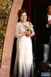 唐群喜獲金馬獎(jiǎng)最佳女配角 上臺(tái)激動(dòng)展示獎(jiǎng)杯