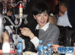 王菲亮相慈善晚宴 扮文藝女青年變表情帝