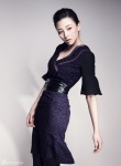 殷桃拍时尚写真穿黑丝秀美腿 举手投足彰显自信