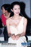 潘霜霜性感亮相婚紗秀 酥胸半露成全場焦點