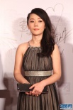 车永莉身穿束腰长裙闪亮登场 秀发披肩显柔美