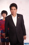 《戒煙不戒酒》劇組亮相 朱時(shí)茂依舊低調(diào)大氣