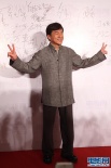 成龙大哥中山装现身红毯 双手做V手势心情大好