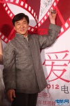 成龙大哥中山装现身红毯 双手做V手势心情大好