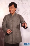 成龙大哥中山装现身红毯 双手做V手势心情大好