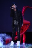陈楚生唱“通天帝国”宣传曲 歌声悠扬场面温馨