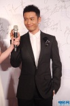黄晓明笔挺西装展现型男气质 用笑容传递爱心