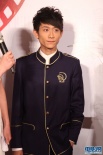 張一山“制服”裝隆重出席 愛心青年現(xiàn)場(chǎng)談慈善