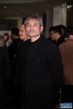 徐克一身黑装上台显侠气 执笔坏笑不忘顽童本色