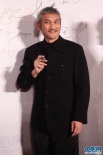 徐克一身黑裝上臺(tái)顯俠氣 執(zhí)筆壞笑不忘頑童本色