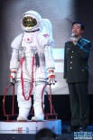 《飛天》宇航服現(xiàn)場拍賣 引熱烈關(guān)注成全場焦點
