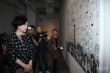 邬君梅助阵当代艺术展 认真观看表示很受启发