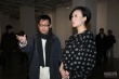 邬君梅助阵当代艺术展 认真观看表示很受启发