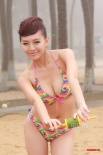 候選亞姐泳裝集體秀豪乳 冒雨玩沙灘排球耍性感