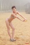 候選亞姐泳裝集體秀豪乳 冒雨玩沙灘排球耍性感