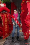 萧敬腾披红带彩现场拜年喜气足 扫街谢歌迷支持