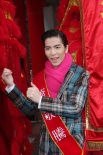 萧敬腾披红带彩现场拜年喜气足 扫街谢歌迷支持