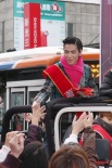 萧敬腾披红带彩现场拜年喜气足 扫街谢歌迷支持