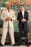 “地心历险记2”亚洲首映 巨星强森秀“胸器”