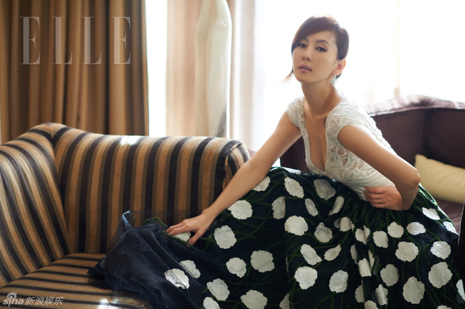 露事业线诠释极致性感           韩国顶级明星金南珠日前为某时装