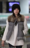 董洁素颜奔波现大眼袋 寒冬穿皮草马夹不怕冻