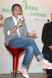 豆导钮承泽年近半百身材好 穿粉色嫩鞋很“娘”