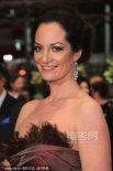 娜塔麗羽毛抹胸裙露乳溝 轉(zhuǎn)身秀美背狂笑不止