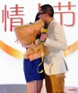 楊冪、劉愷威深情相擁表愛(ài)意 情人節(jié)牽手秀甜蜜