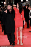 “佐罗”主演《制胜一击》柏林首映 吉娜秀美腿