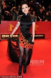 桂纶镁柏林首映优雅 范晓萱火红朋克裙秀纹身