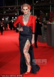 Lexy Hell头戴红花露胸前纹身 欧美杨二太惊悚