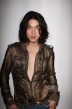 李威曝型男魅力写真 秀胸肌狂放桀骜“狠”男人