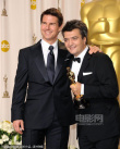 《艺术家》制作人托马斯狂秀奖杯 与阿汤哥合影