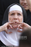 dolores做“吹哨”手勢(shì)狂搶鏡 攤掌招手樂開懷
