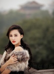 张歆艺甜美登杂志封面 着薄纱裙露事业线秀香肩