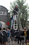 冯小刚带大队人马重庆取景 亲自爬梯登高显敬业