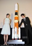 藤原龙也新片日本首映 与女星杏被“火箭”攻击