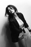 张馨予变身成摩登女郎 黑白中性风尽展妩媚冷艳