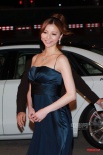 日女星香里奈藏蓝色缎面礼服亮相 露乳沟秀香肩