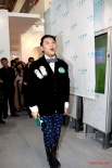 蔡康永戴“小鞋”亮相 给小S买男士清凉写真集