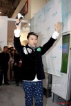 蔡康永戴“小鞋”亮相 給小S買男士清涼寫真集
