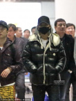 韩庚全副武装现身机场 贴身保镖护驾黑脸无悦色