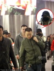 韩庚全副武装现身机场 贴身保镖护驾黑脸无悦色