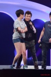 張信哲紅館開唱與辣妹激情同舞 深情演繹哲式風(fēng)