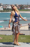 “浪女”帕丽斯海边穿比基尼 挑错衣腹部赘肉多