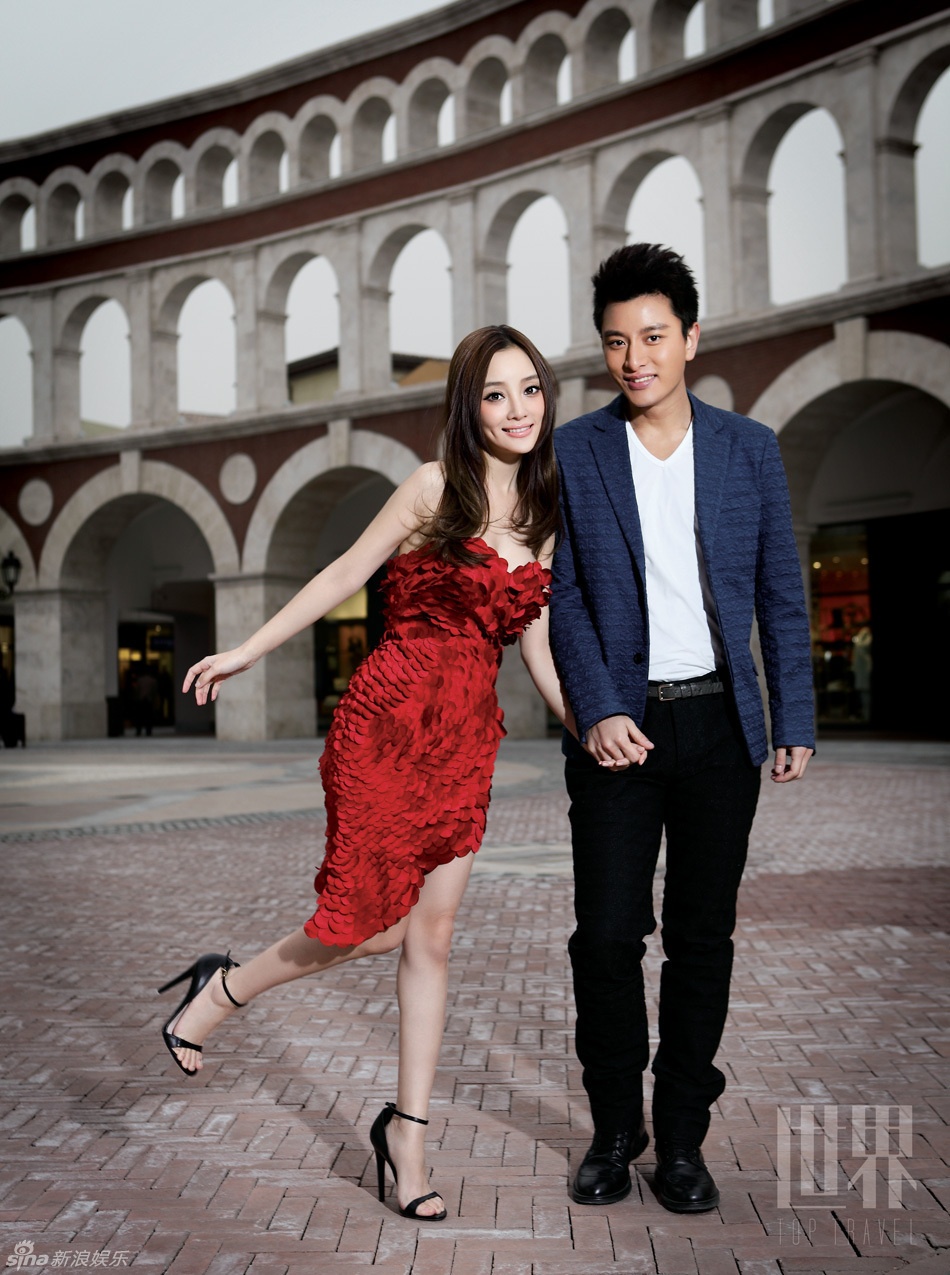 李小璐携未婚夫贾乃亮登封面 镜头前展甜蜜爱情