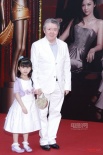 导演文隽白色西装显帅气 手牵女儿登上红地毯