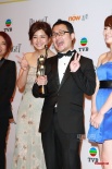 “那些年”劇組后臺歡樂無限 手捧獎杯興奮十足