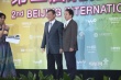 吴思远西装革履亮相 不服老穿紫色衬衫玩小清新