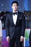 苏志燮携《只有你》亮相红毯 穿西装显绅士范儿